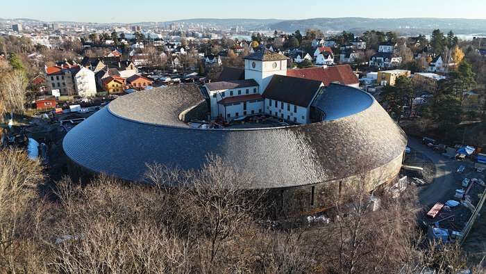 Dronebilde av museumsbygg dekket av skiferheller.