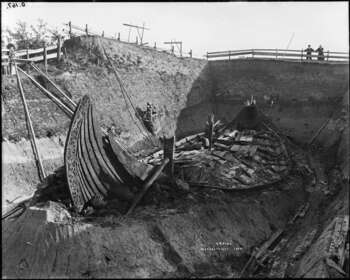 &amp;#160; Osebergskipet er det best bevarte vikingskipet i verden. Det ble bygget i 820, brukt som gravskip for to kvinner i 834, oppdaget i 1903 og utgravd i 1904.&amp;#160; Se bildet i stort format .