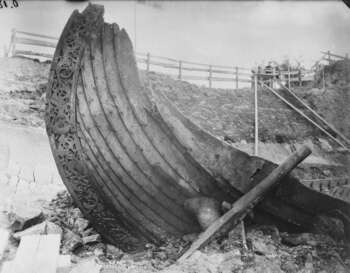 Arbeidet med å gjenoppbygge Osebergskipet ble ikke helt fullført før det ble plassert i Vikingskipshuset på Bygdøy i 1926.&amp;#160; Se bildet i stort format .