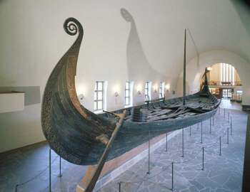 Osebergskipet i det tidligere Vikingskipshuset.&amp;#160; Se bildet i stort format .