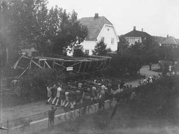 Along the route, spectators gathered to watch the historic transport. Like here, on the way up Huk Aveny at Bygdøy.&amp;#160; View image in full size .