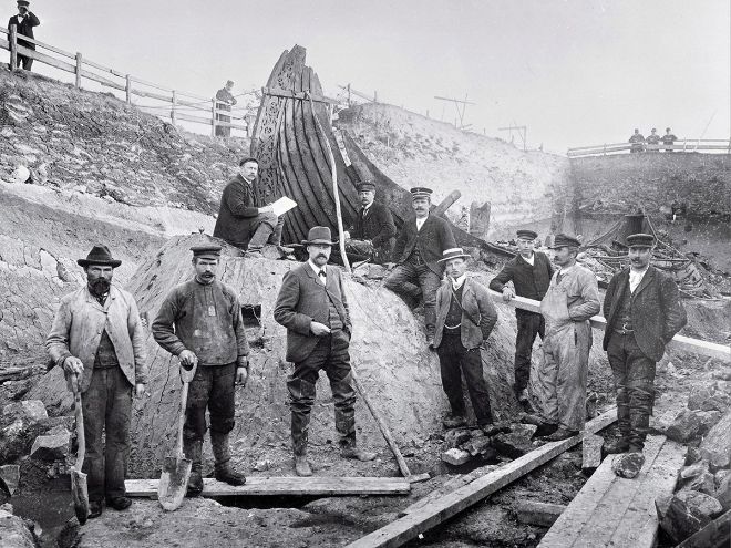 Bilde fra utgravingen av Osebergskipet i 1904.