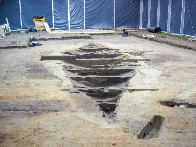 An excavation area. In the middle are traces from a Viking ship.