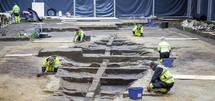 Utgravingsplass, arkeologer i arbeid.