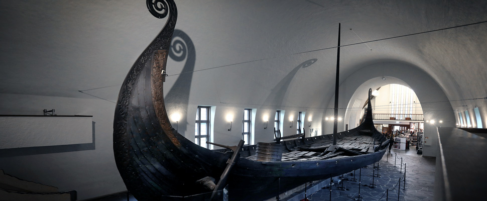 Bildet kan inneholde: vikingskip, longship, gondola, båt, maritimt museum.