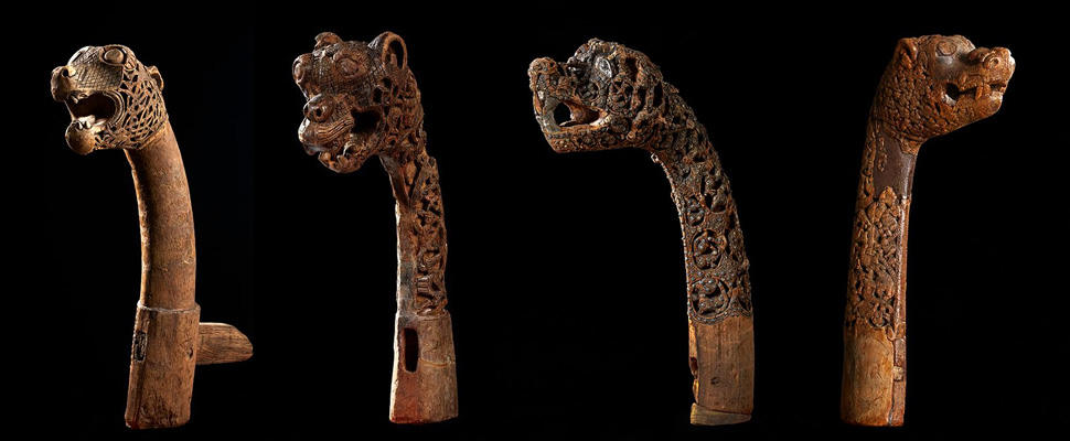 Fem treskjærte dyrestopler fra vikingtiden.