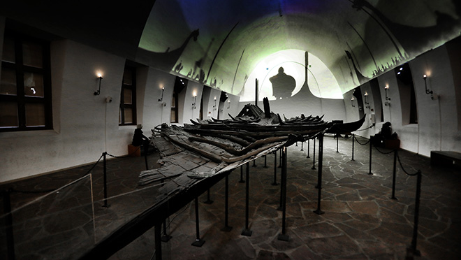 Vikingskipet "Tuneskipet" står utstilt i et utstillingsrom.