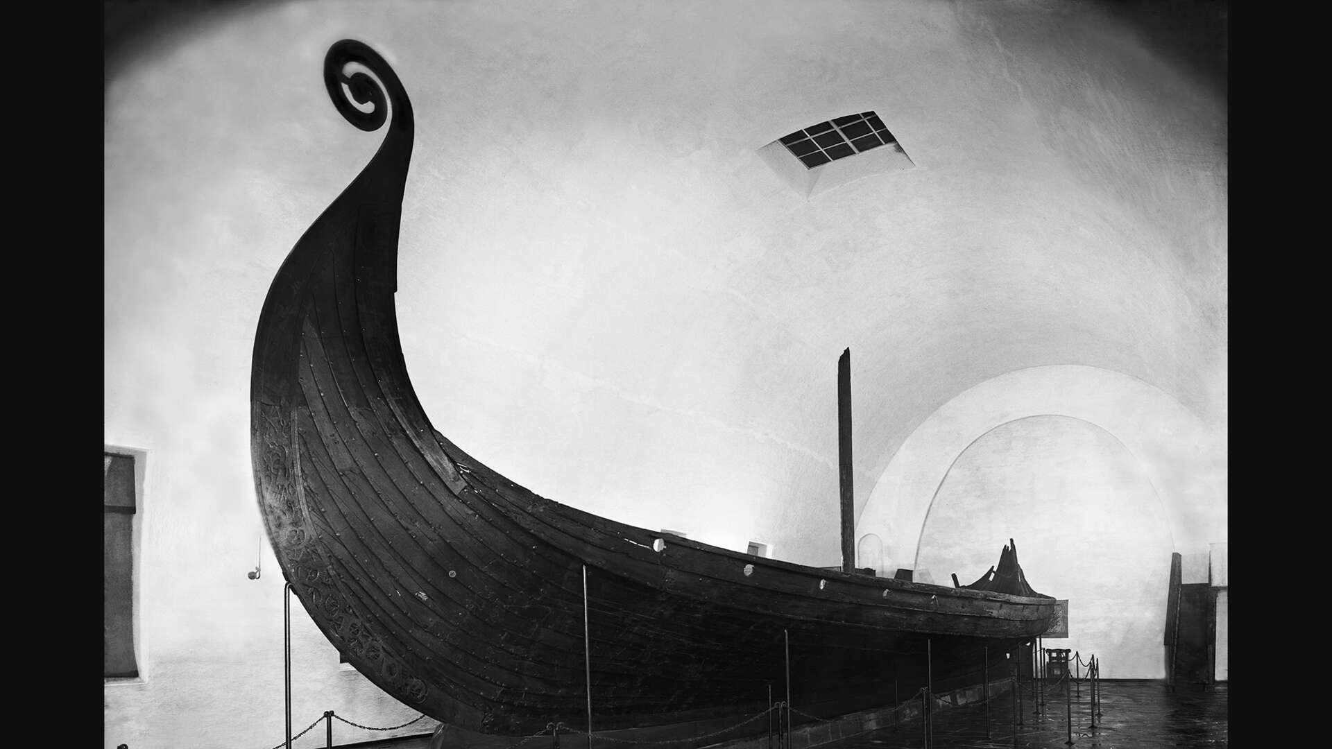 Osebergskipet står utstilt i Vikingskipshuset.