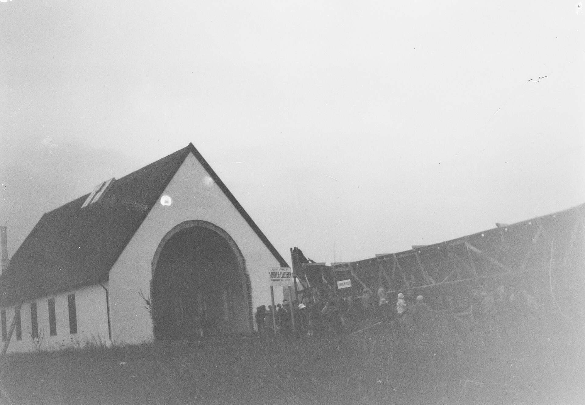 Svarthvitt bilde av av skipet flytter inn i Vikingskipshuset.
