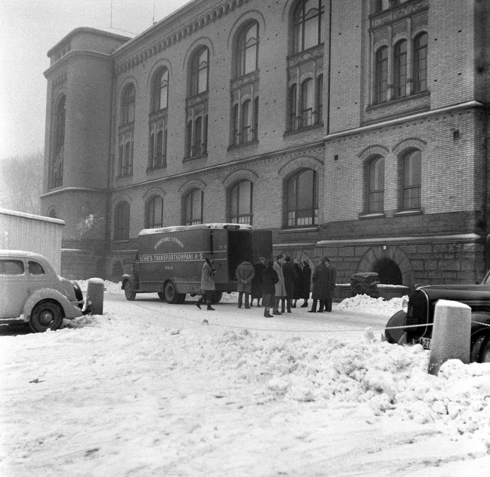 Svarthvitt bilde av personer som står utenfor Historisk museum.