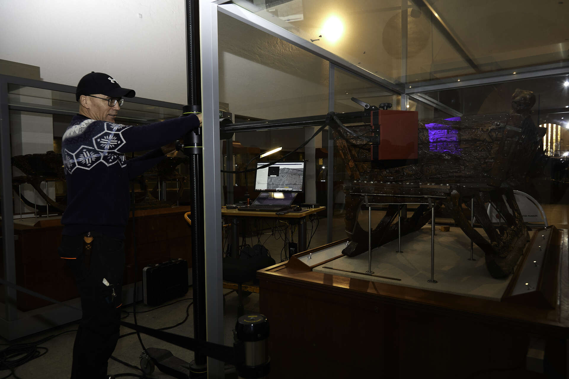 En mann bruker en maskin for å 3D-dokumentere en slede.