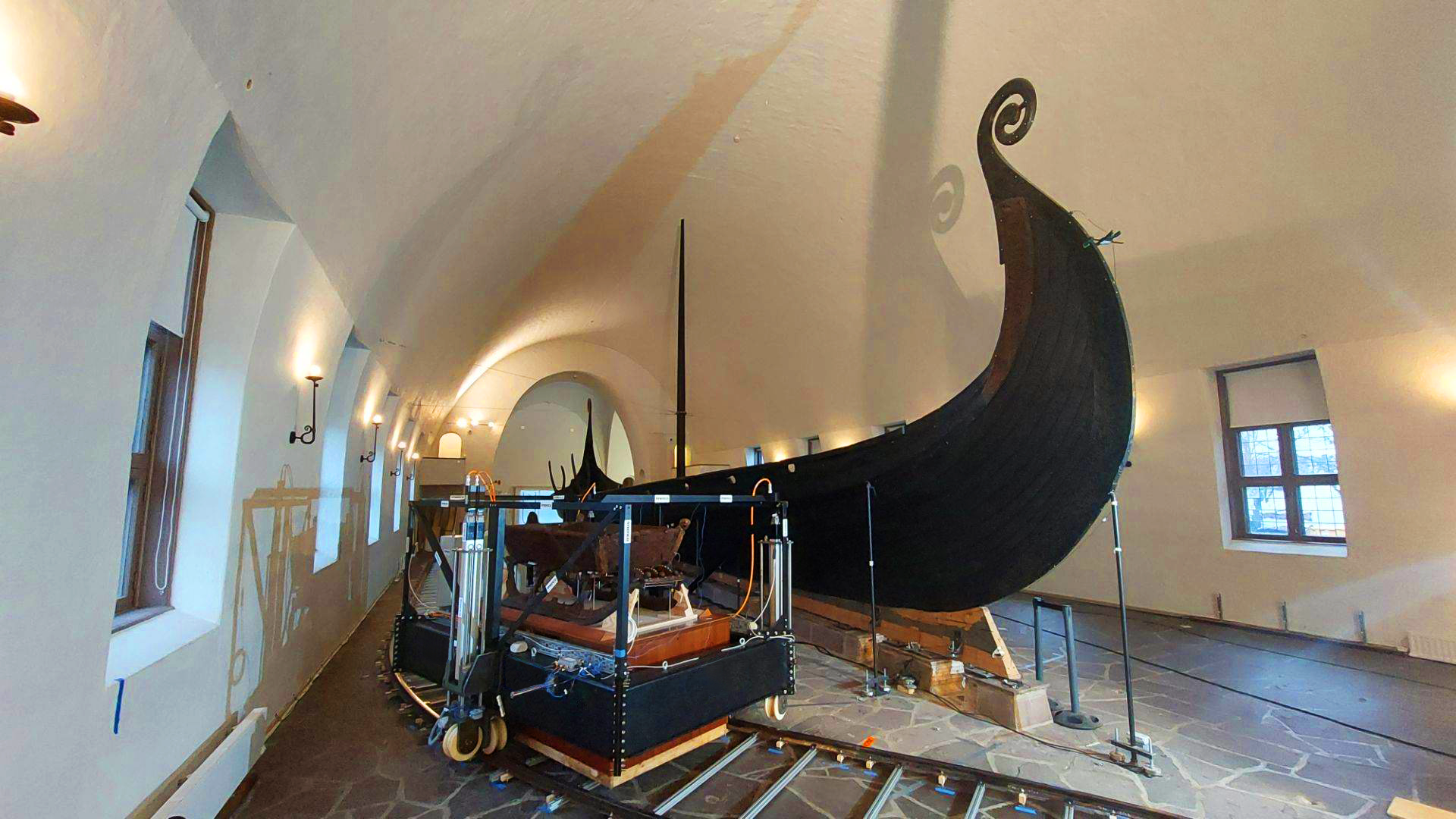 Osebergskipet utstilt i Vikingskipshuset.
