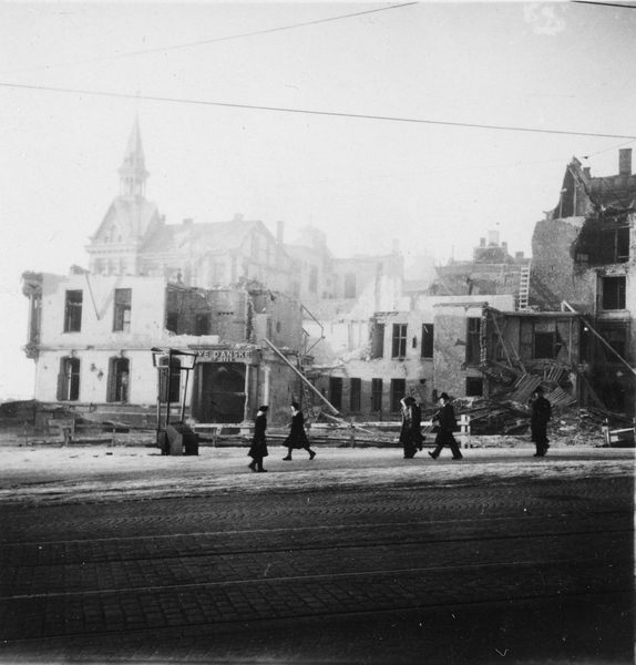 Svarthvitt bilde av bygninger  i Oslo som er sprengt, fra 2. verdenskrig.