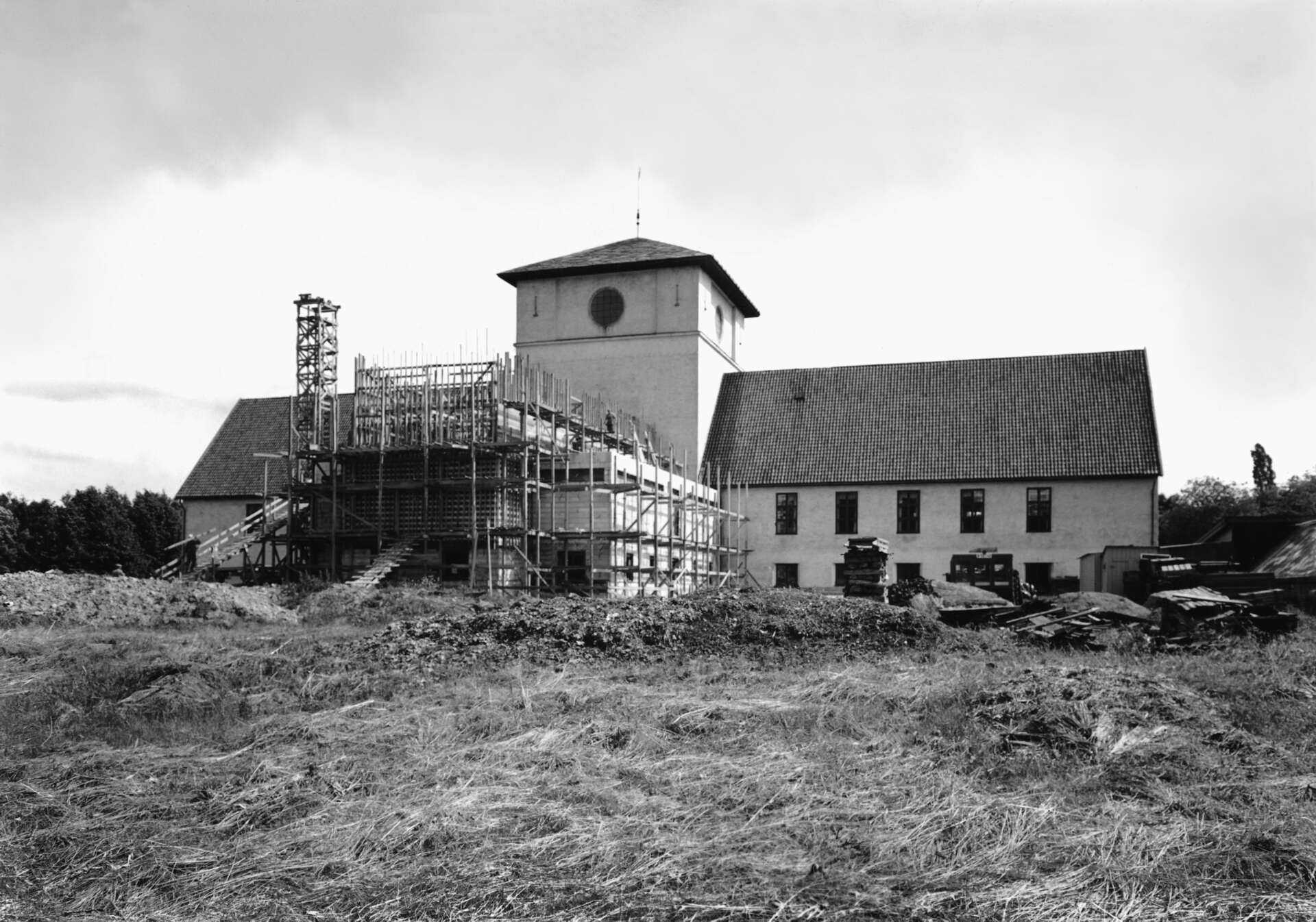 Svarthvitt bilde av at Vikingskipshuset bygges.