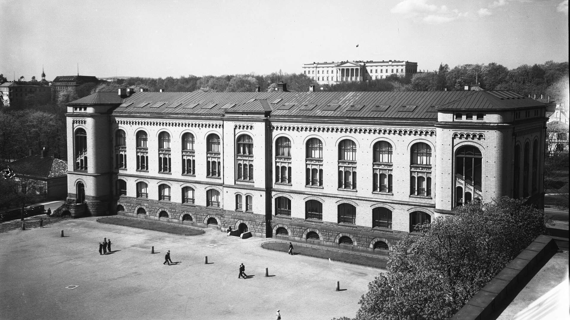 Svarthvitt bilde av Historisk museum, med Slottet i bakgrunnen