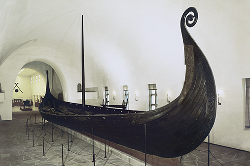 Bildet kan inneholde: vikingskip, båt, kjøretøy, longship, vannscooter.
