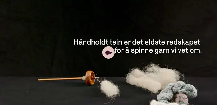 En teine i tre, ull og garn plassert på et bord