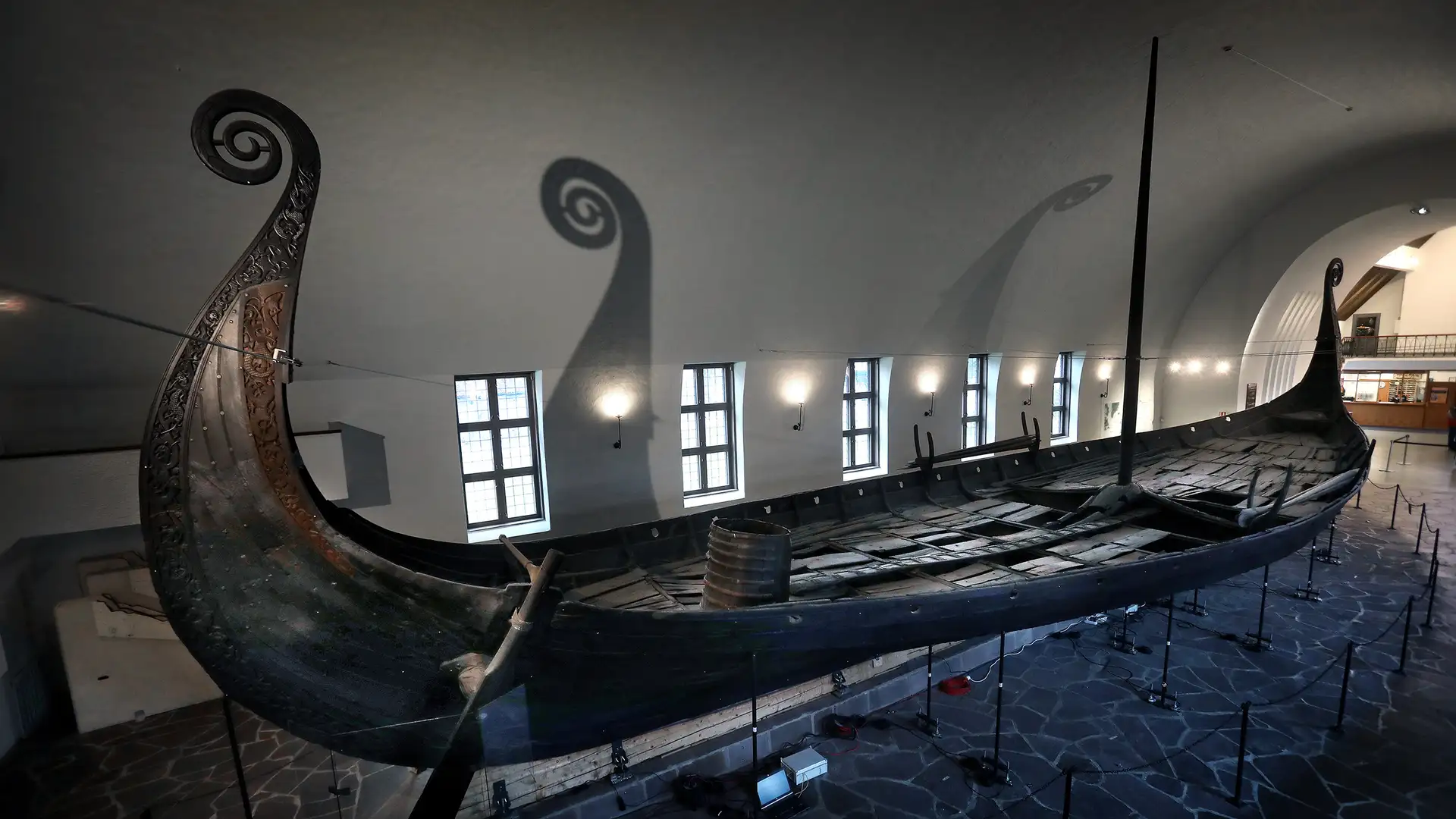 Osebergskipet utstilt i Vikingskipshuset.