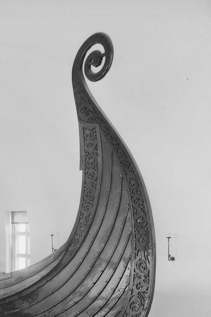 Osebergskipet utstilt i Vikingskipshuset.