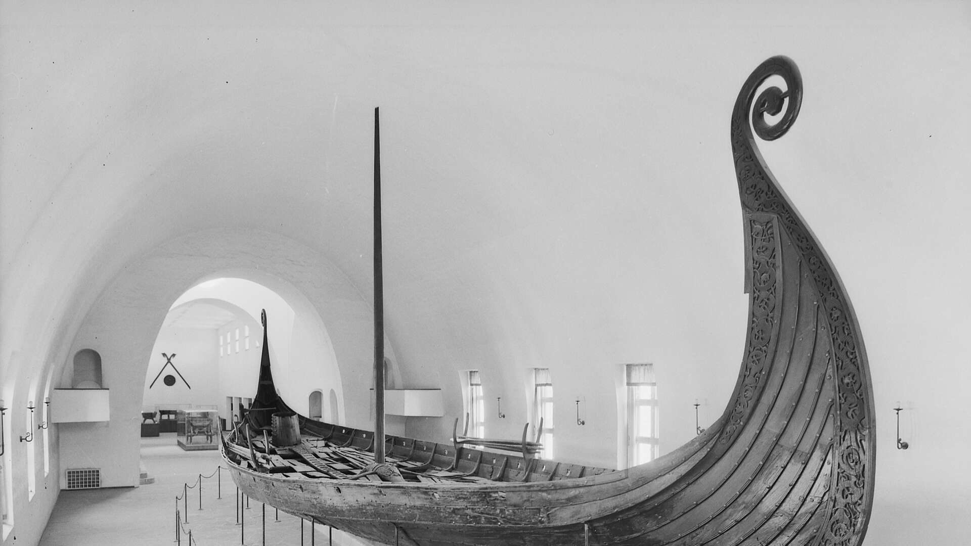 Osebergskipet utstilt i Vikingskipshuset.
