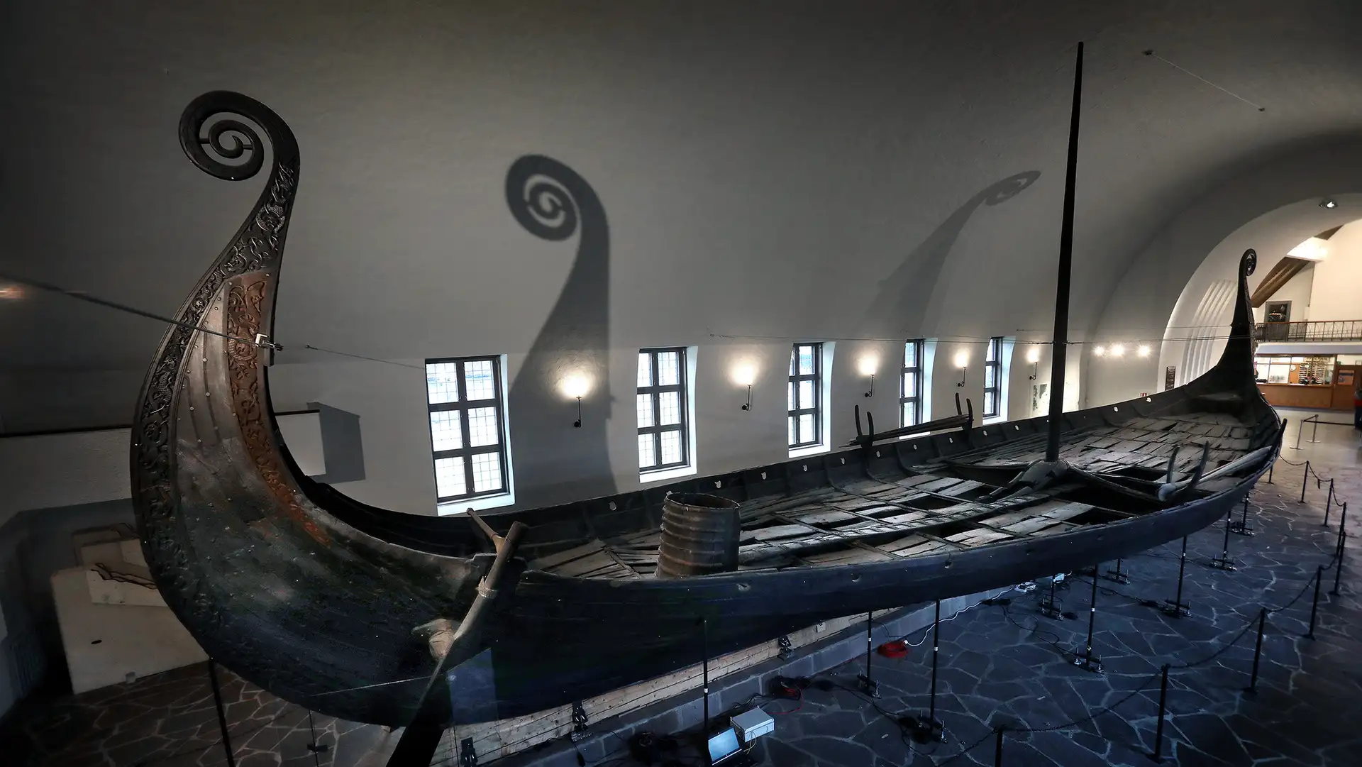 Osebergskipet utstilt i Vikingtidsmuseet